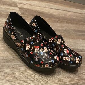 East street women’s slip-resistant clogs